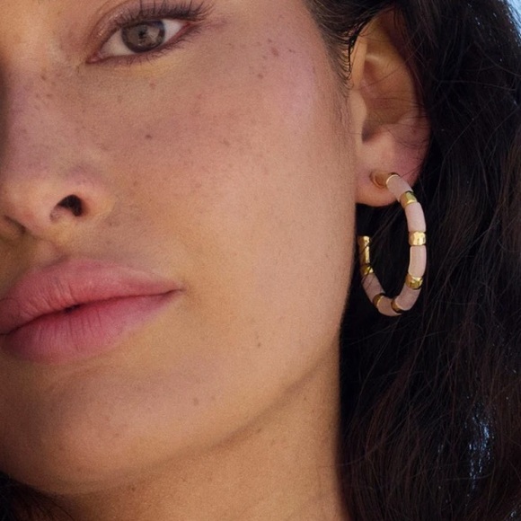 Brand New Kendra Scott Gigi Gold Hoop Earrings in Pink Mix - Picture 2 of 2